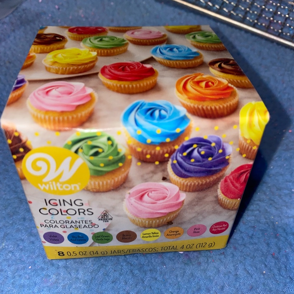 NIB Wilton Food Color 8 .5oz Never Open total 4oz